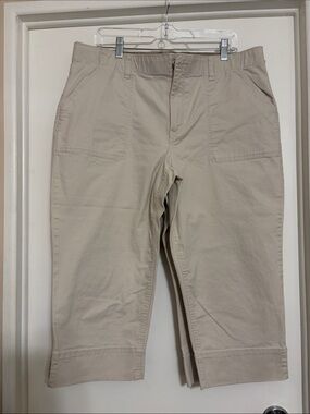 Gloria Vanderbilt Women's Beige Capris